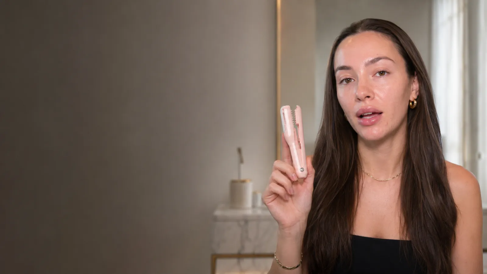 Woman holding the KEPT Lengthkeeper™ Blush Pink trimmer